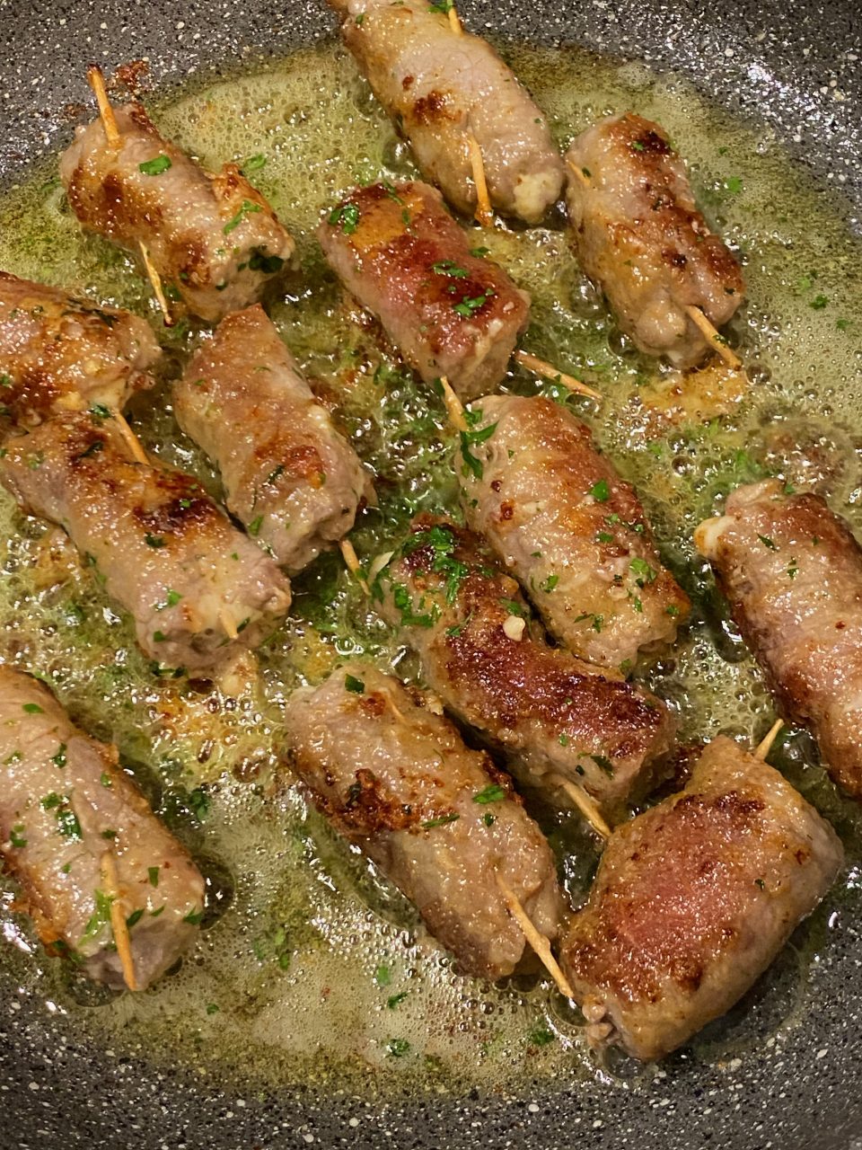 Involtini di carne mortadella e salvia