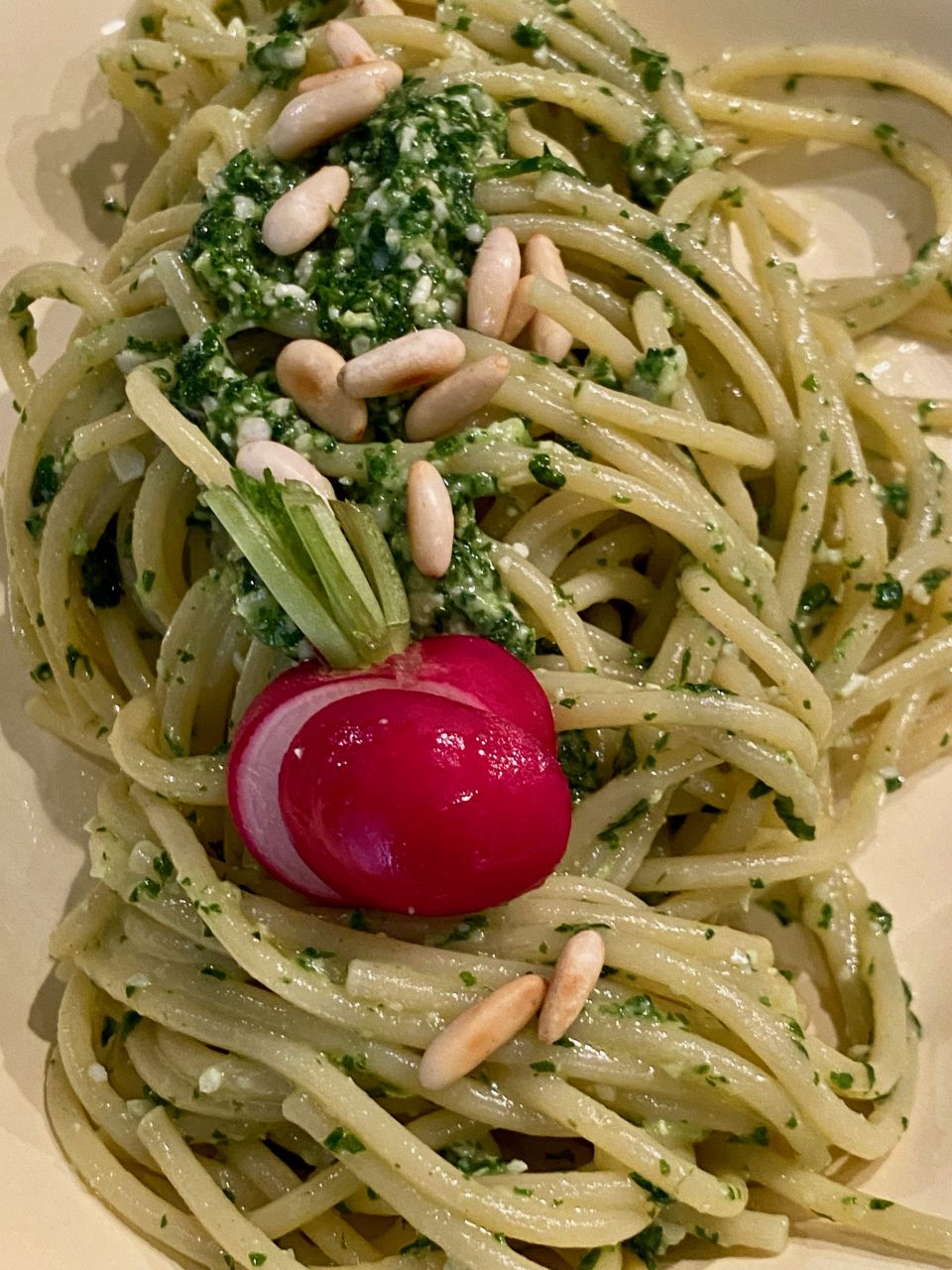 Spaghetto con pesto di foglie di ravanello