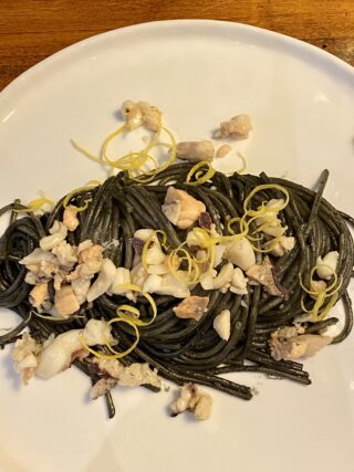 Spaghetti al nero con pesce misto