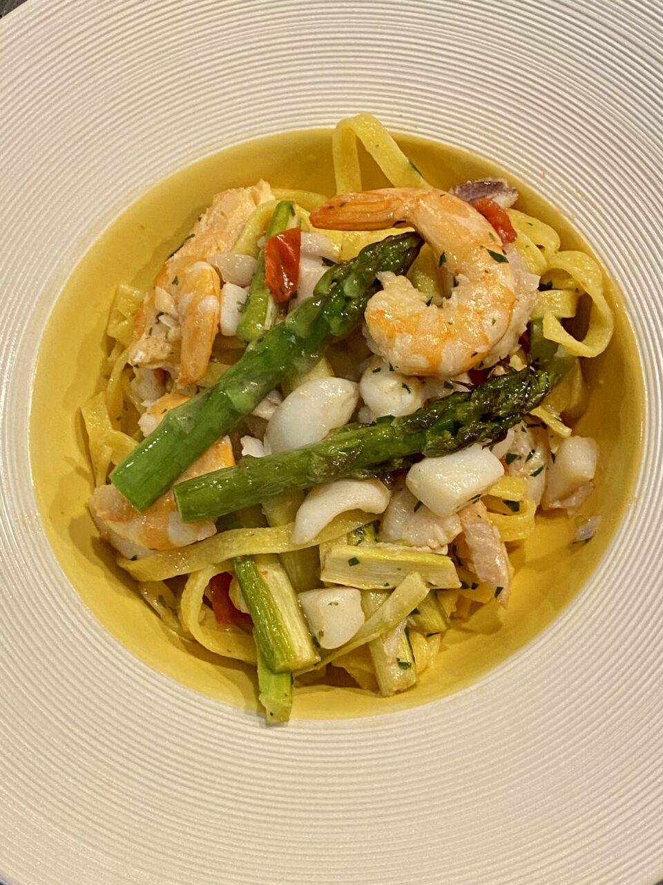 Linguine all'uovo asparagi e pesce