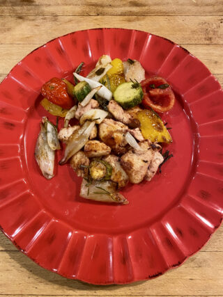 Pollo in marinata rossa e verdure