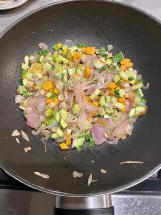 Peperoni ripieni salsiccia albicocche e verdure