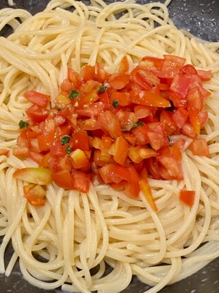 Spaghetti alla crudaiola di pomodoro