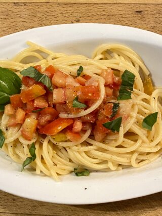 Spaghetti alla crudaiola di pomodoro