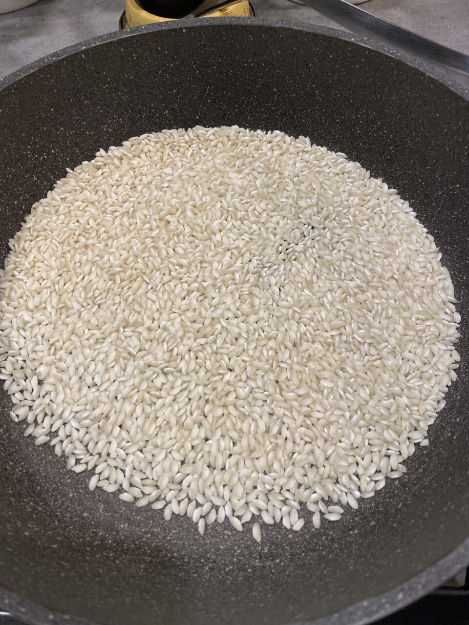 Tostare il riso a secco