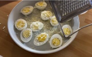 Uova sode su crema di peperoni
