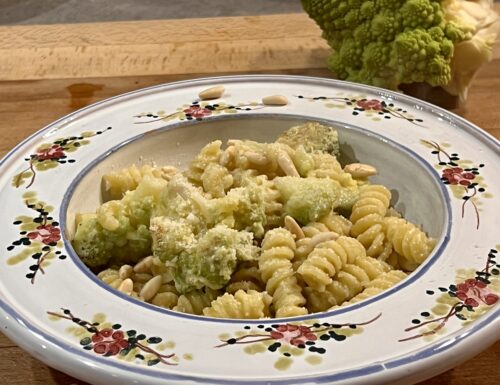 Pasta con broccolo romanesco e pinoli