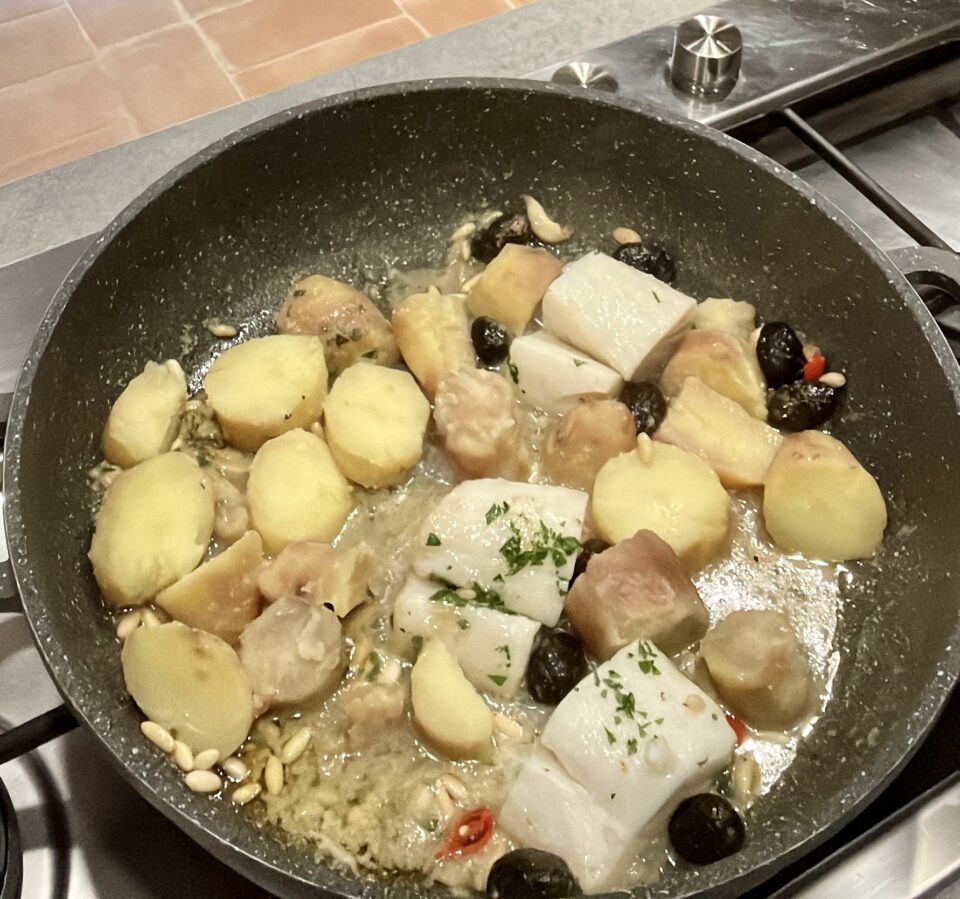 Baccalà con olive patate e peperoncino