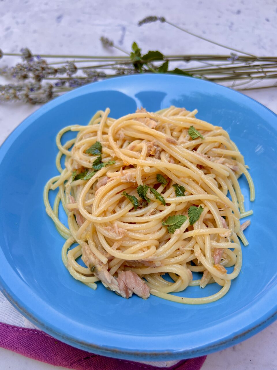 Spaghetti freddi al tonno con bottarga e limone