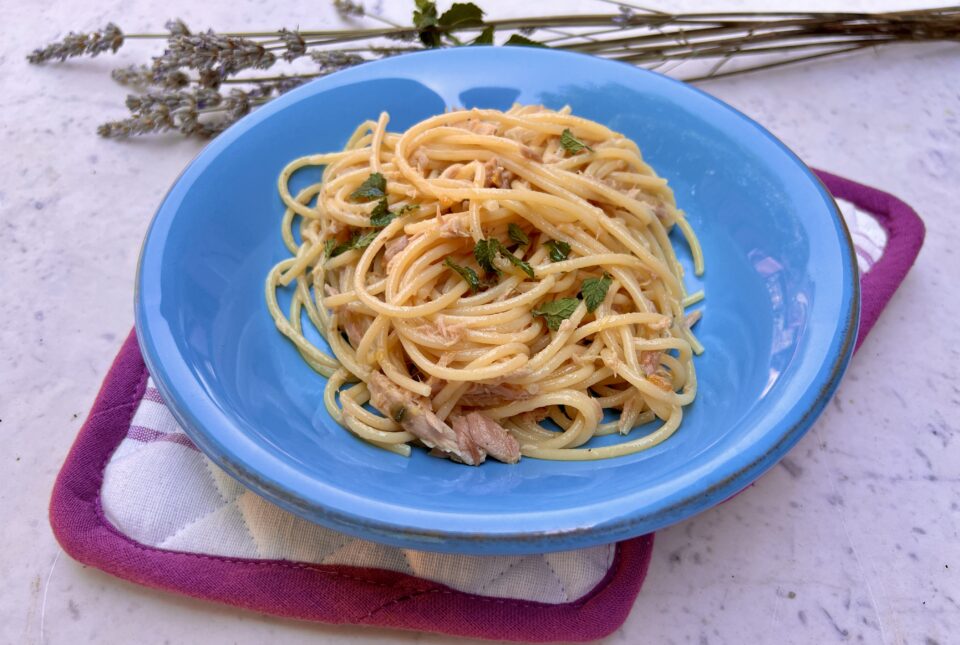 Spaghetti freddi al tonno con bottarga e limone