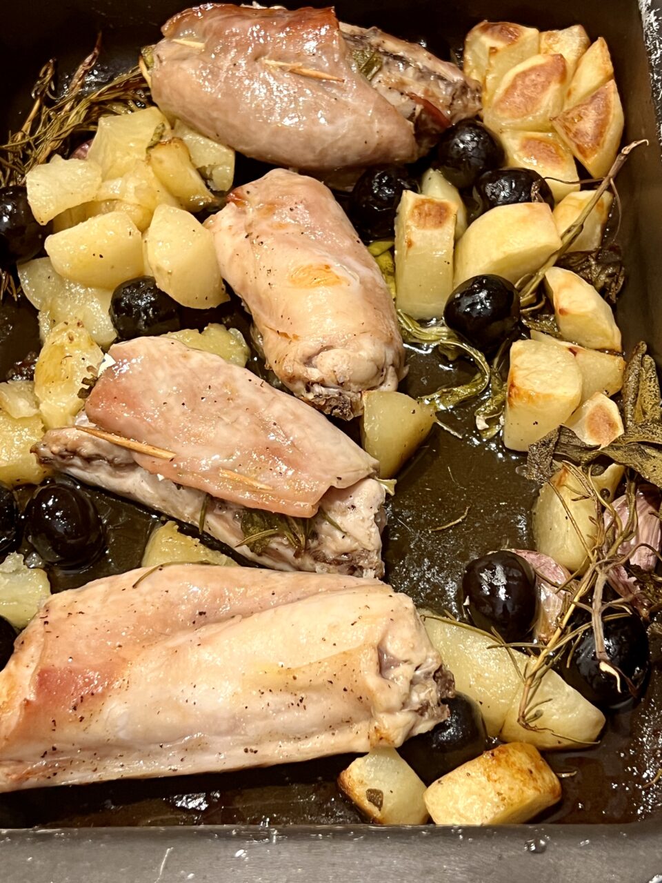 Coniglio arrosto alle olive con patate