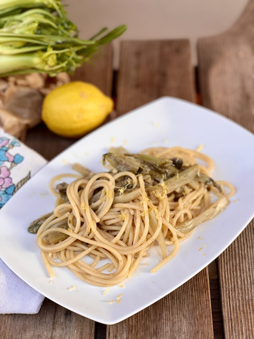 Spaghetti alle puntarelle e acciughe