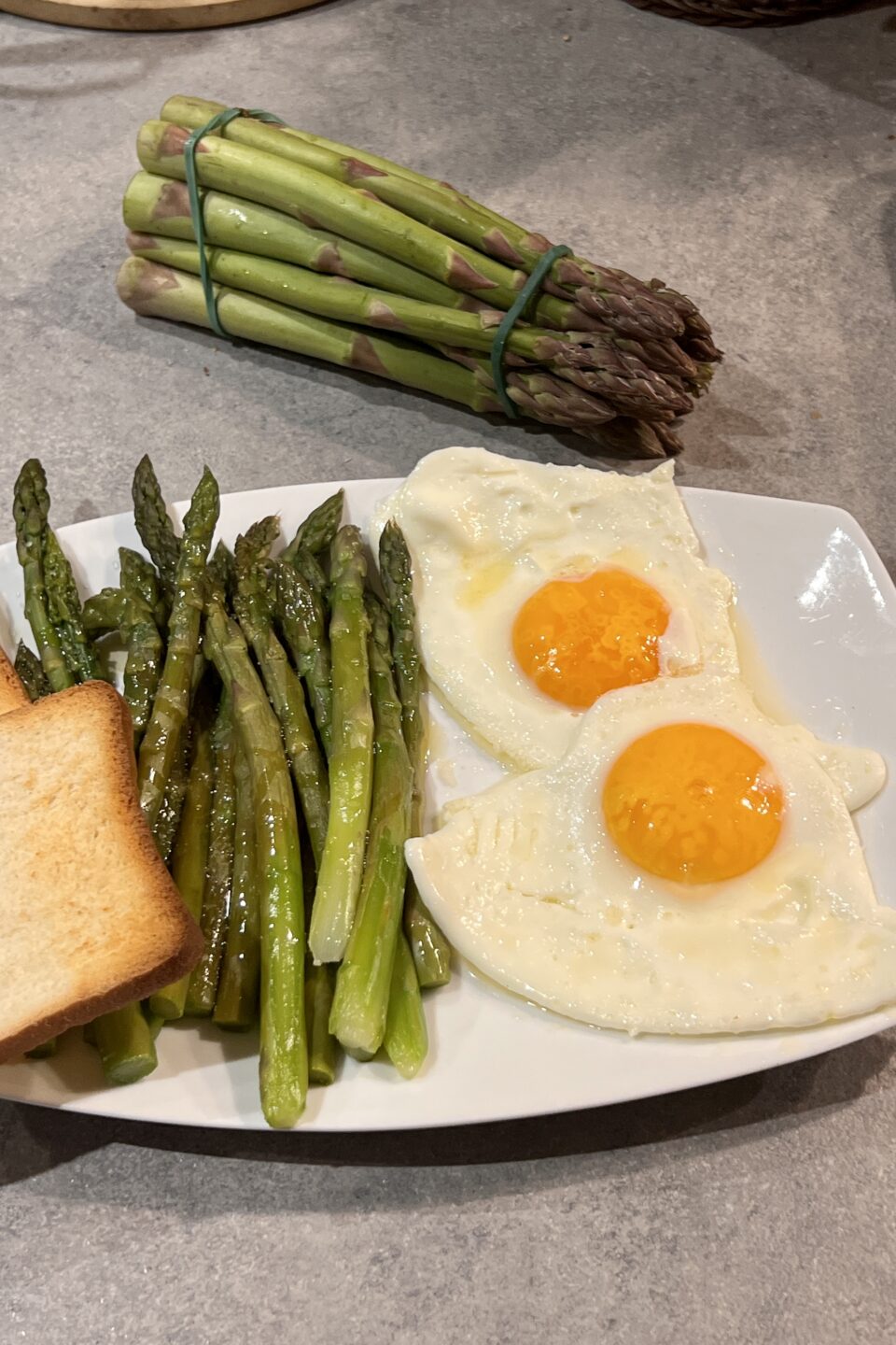 Asparagi e uova al tegamino