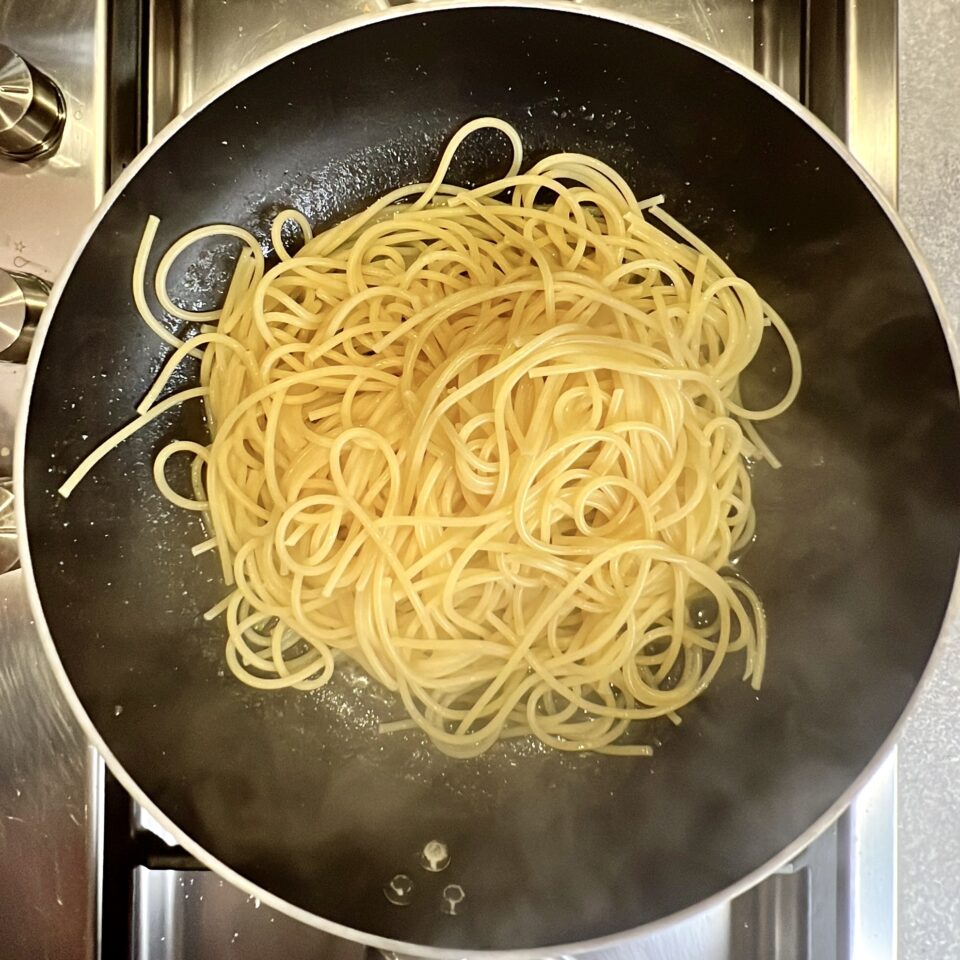 Pasta alle acciughe e capperi