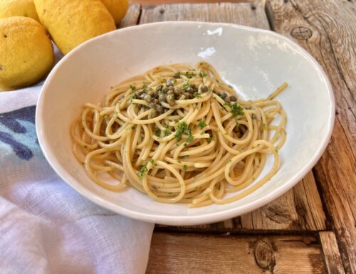 Pasta alle acciughe e capperi