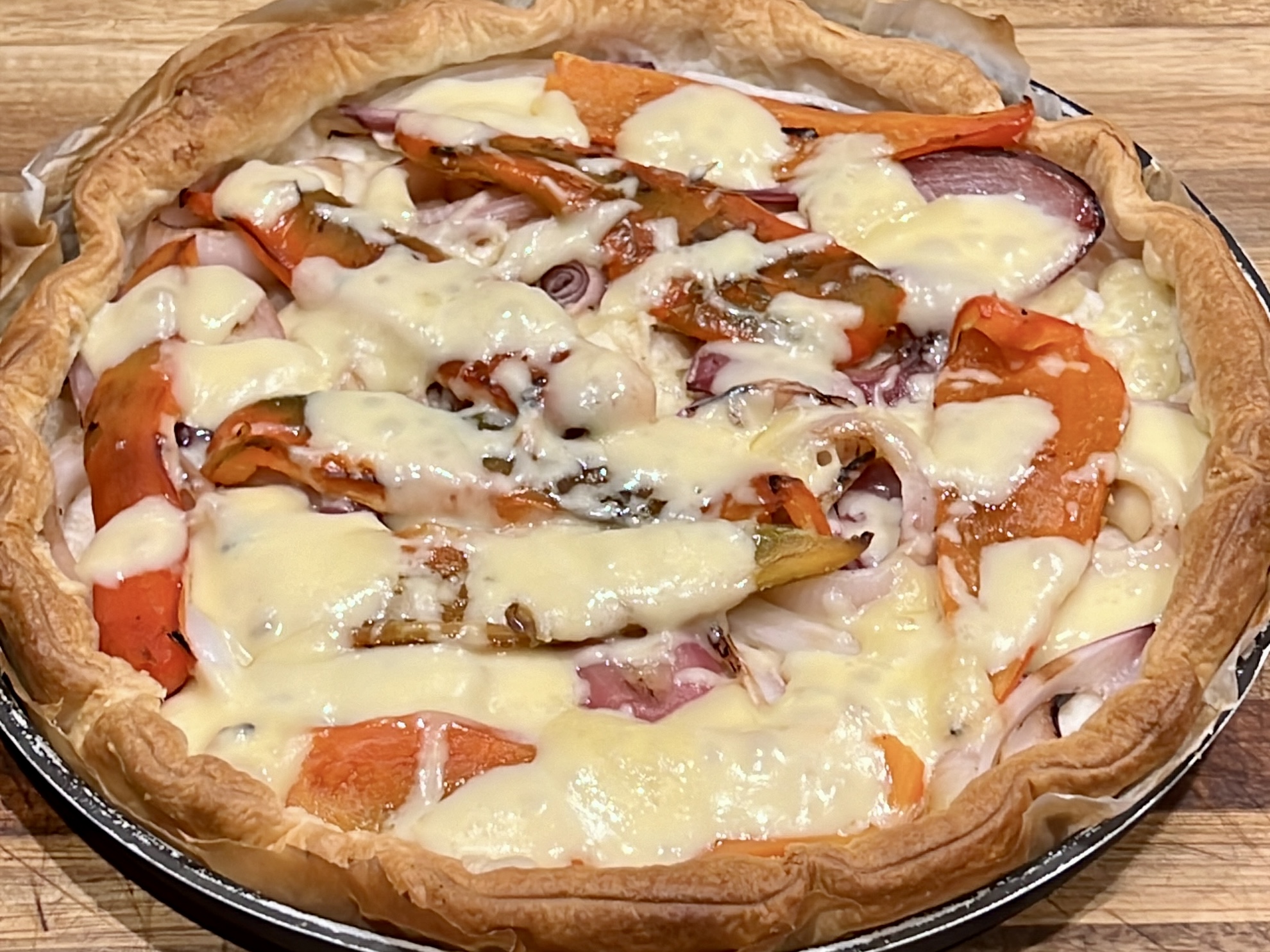 Sfoglia alla cipolla peperoni e emmenthal