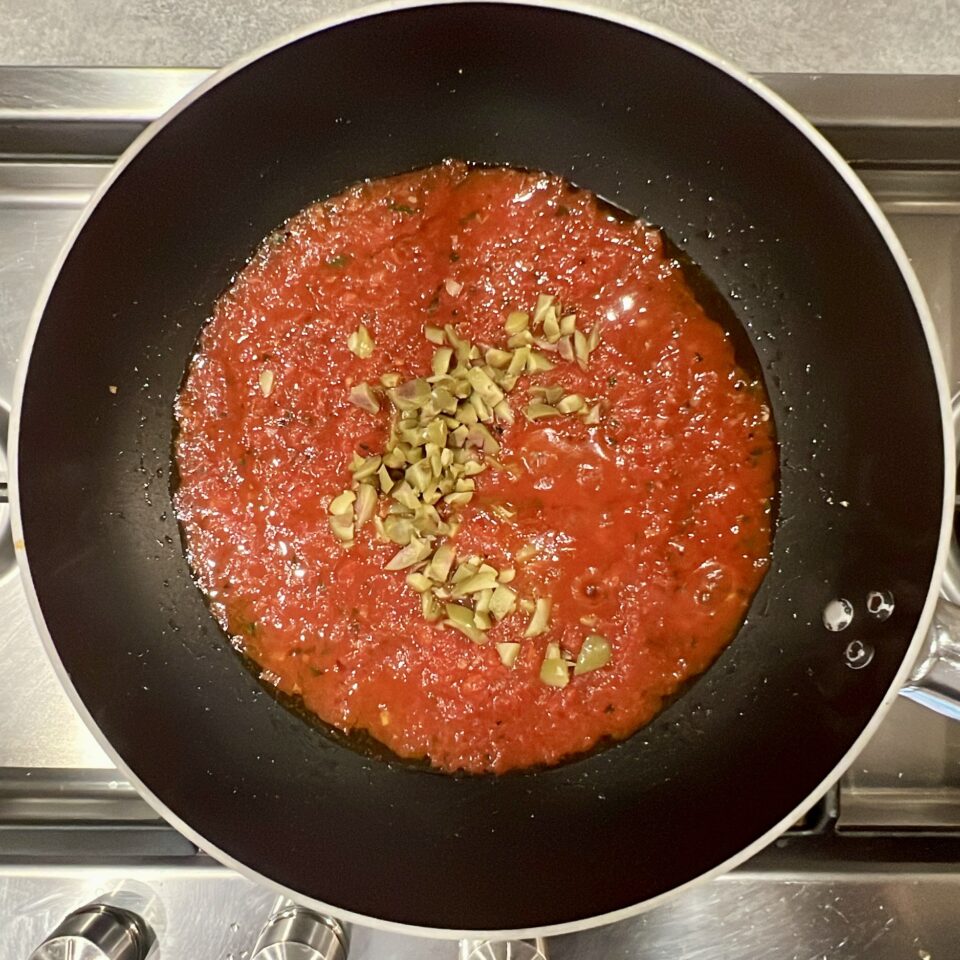 Spaghetti al pomodoro e olive in salamoia