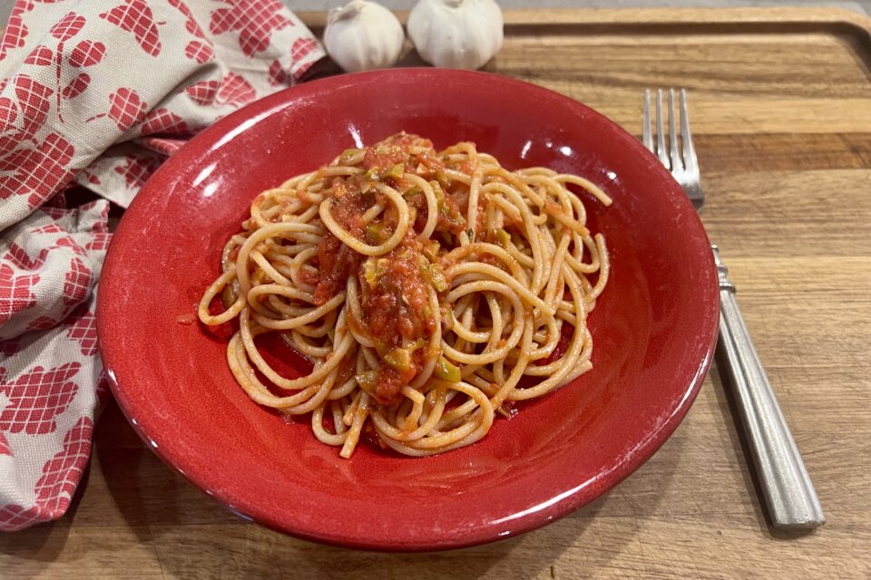 Spaghetti al pomodoro e olive in salamoia