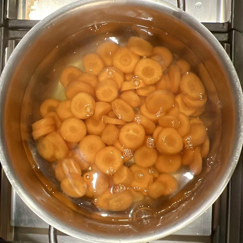 Crema di carote e aromi