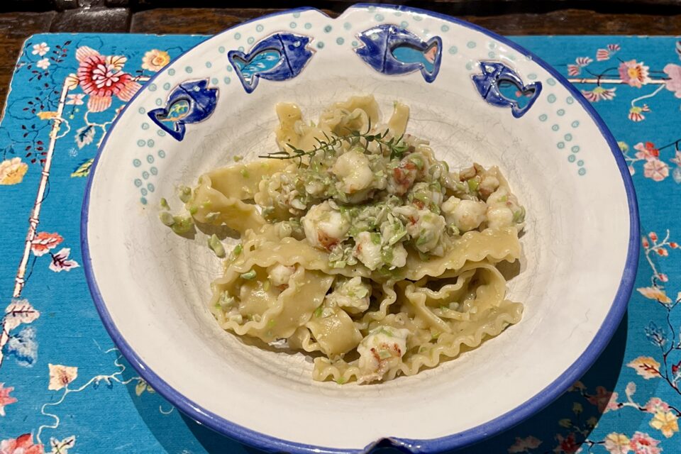 Pasta con gamberi e pesto di fave