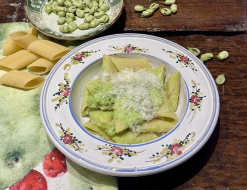 Penne con fave sbianchite e guanciale