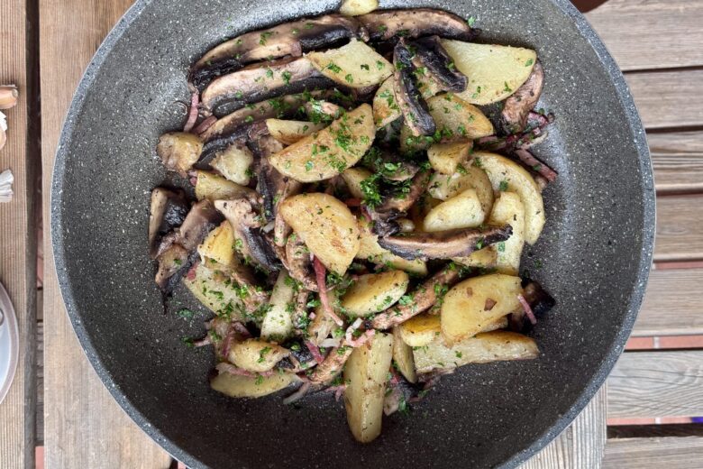 Funghi e patate in padella con speck