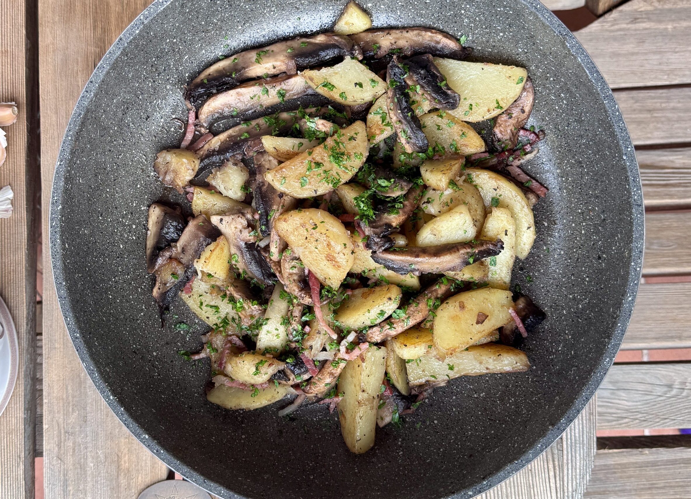 Funghi e patate in padella con speck