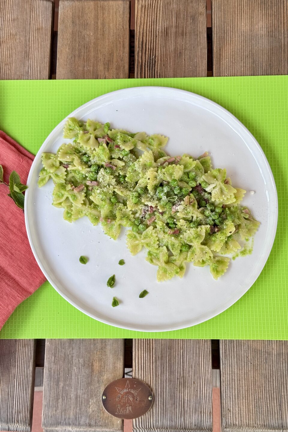 Farfalle con crema di piselli e speck