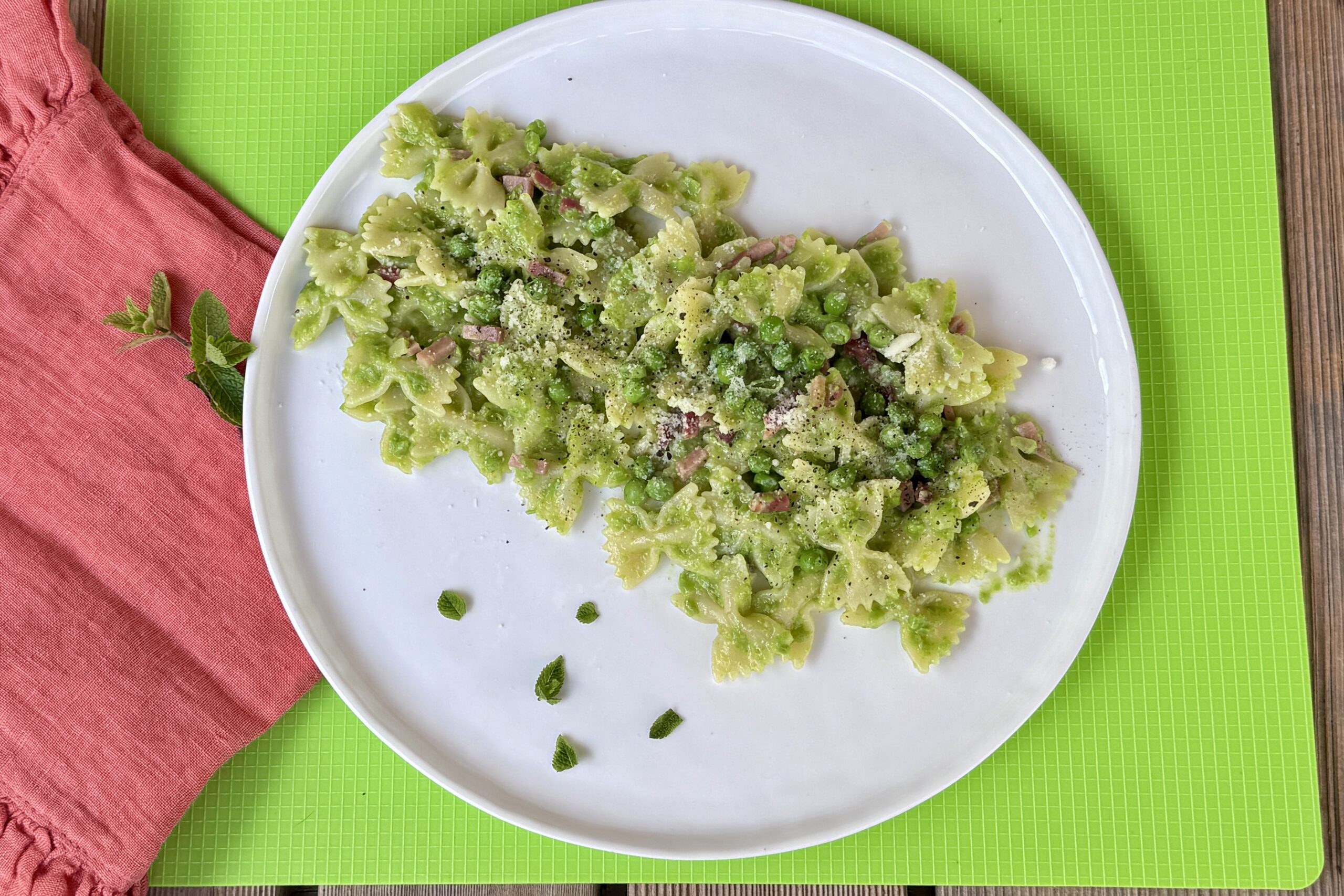 Farfalle con crema di piselli e speck