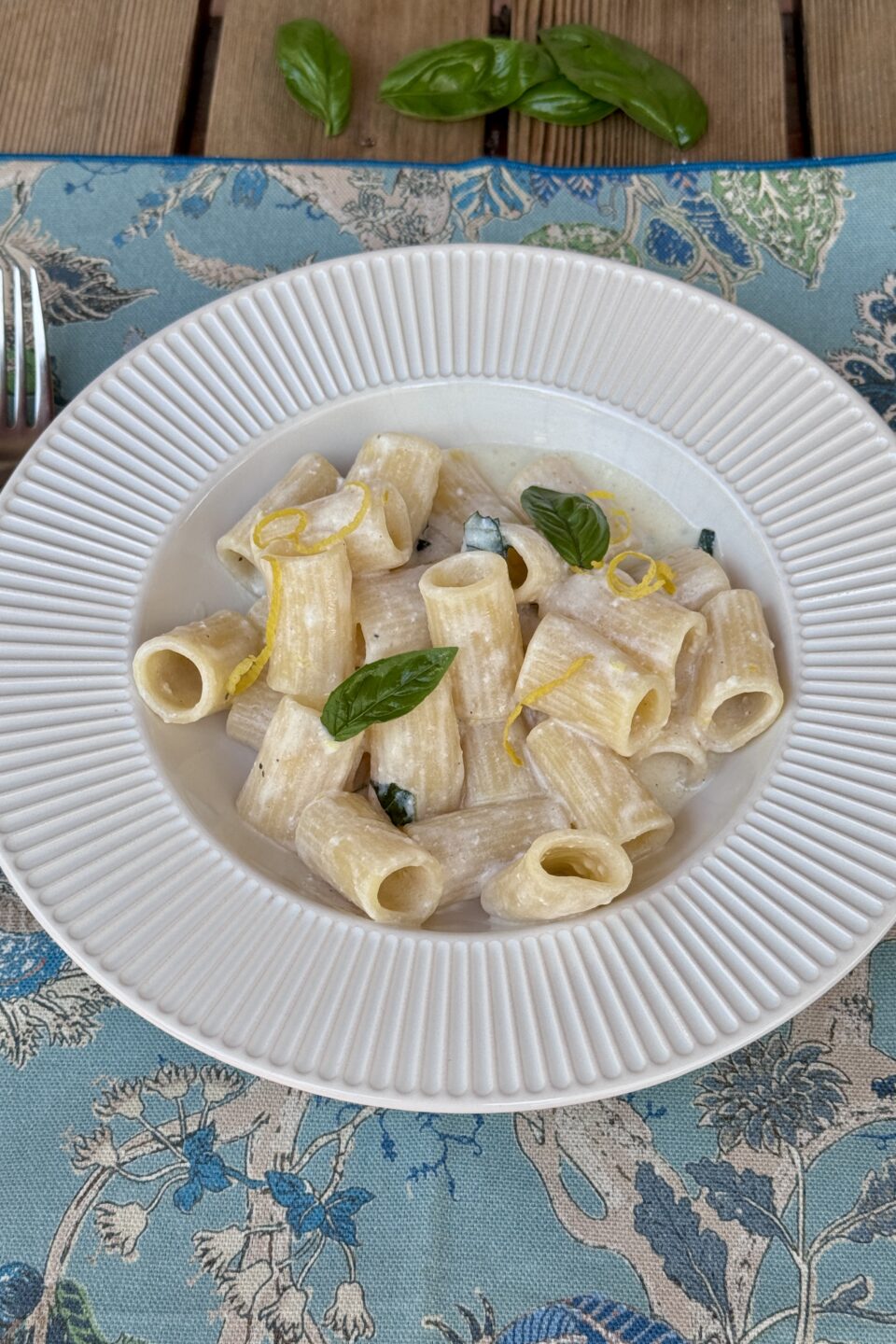 Pasta alla ricotta con basilico fresco