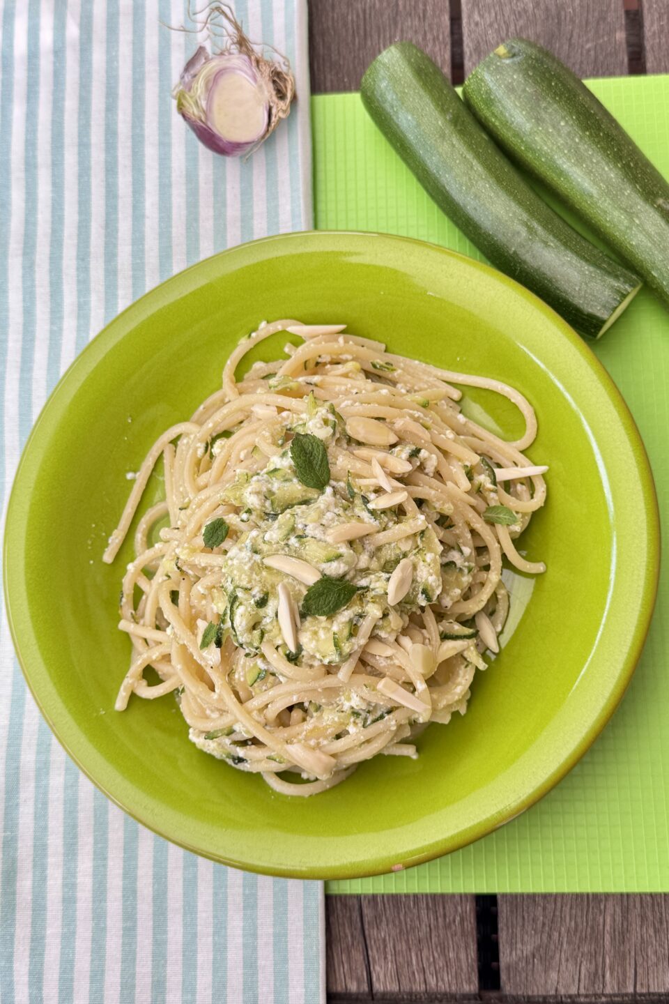 Spaghetti ricotta e zucchine con mandorle
