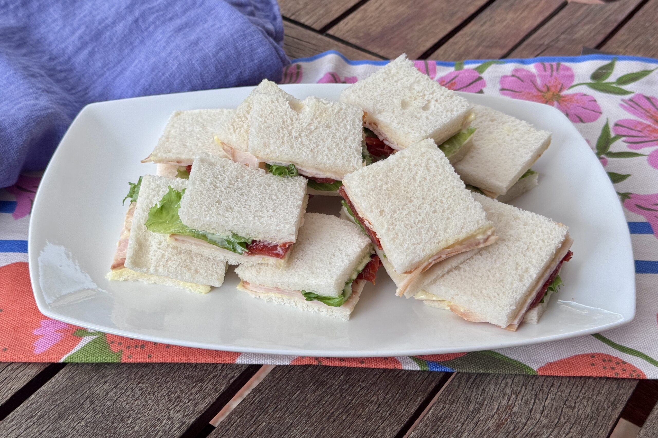 Tramezzini estivi con pomodori secchi
