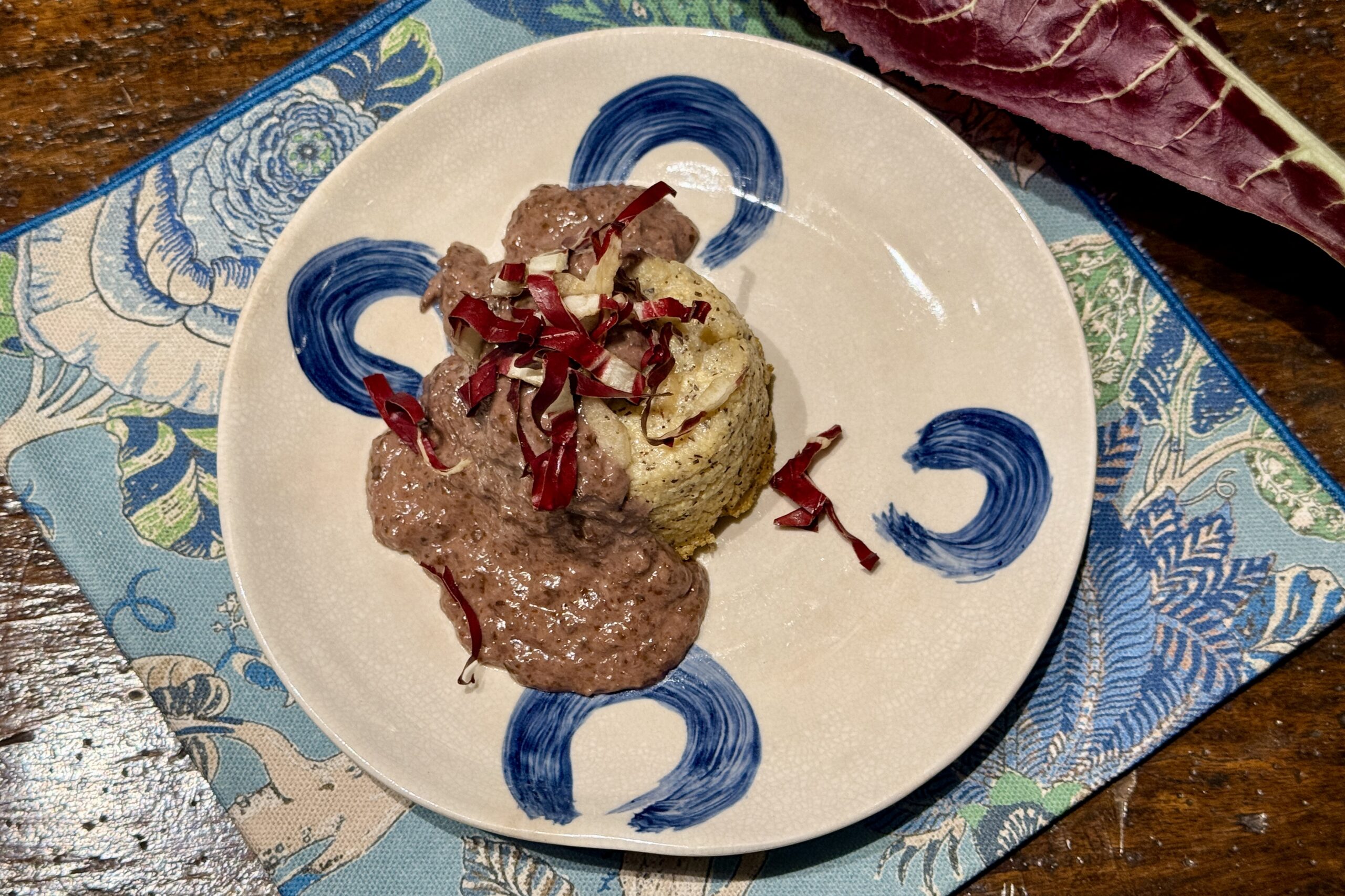 Tortino di polenta con crema di radicchio