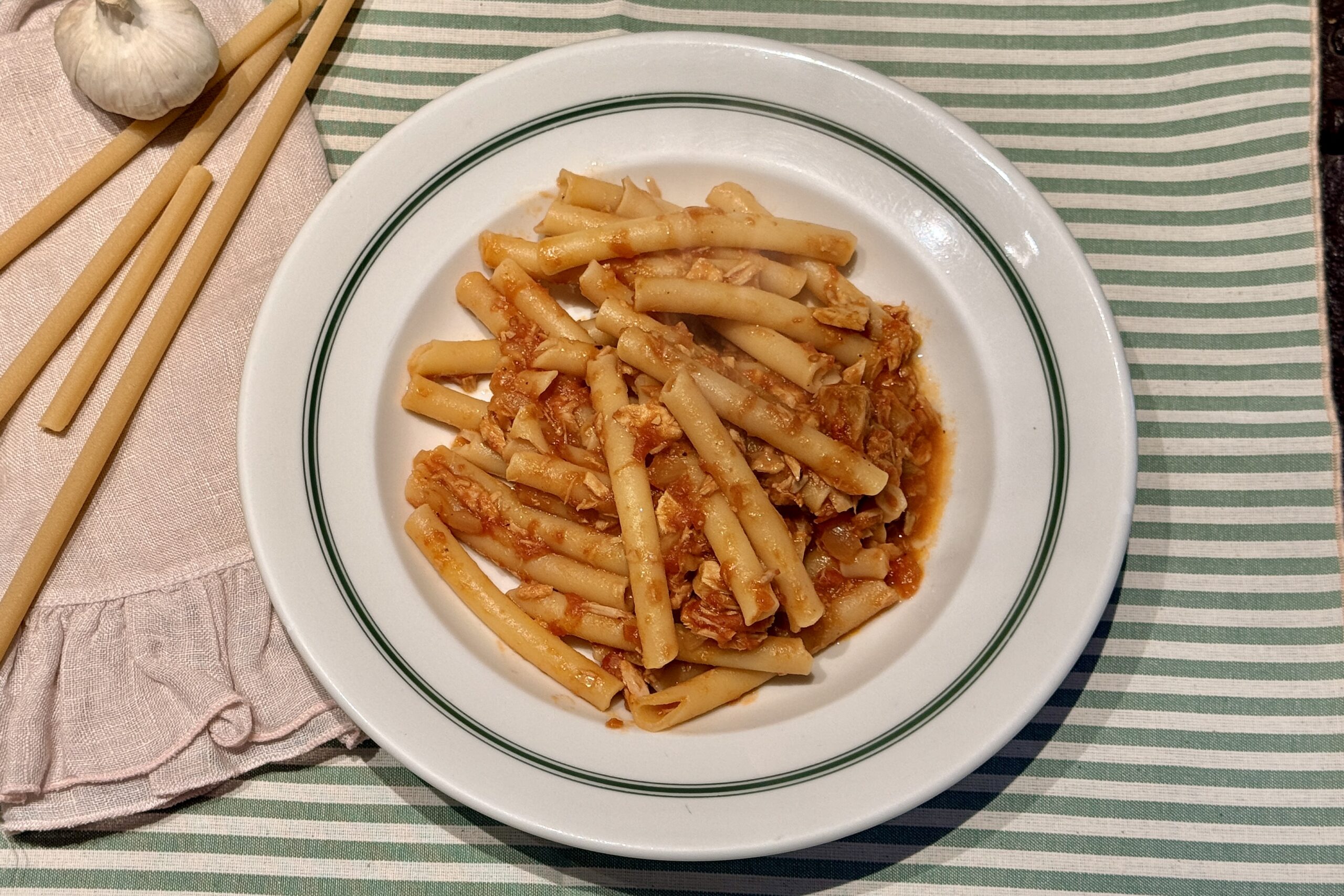 Zite al pomodoro e tonno