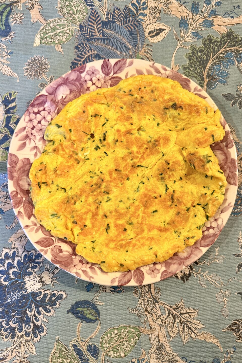 Frittata soffice con fiori di erba cipollina