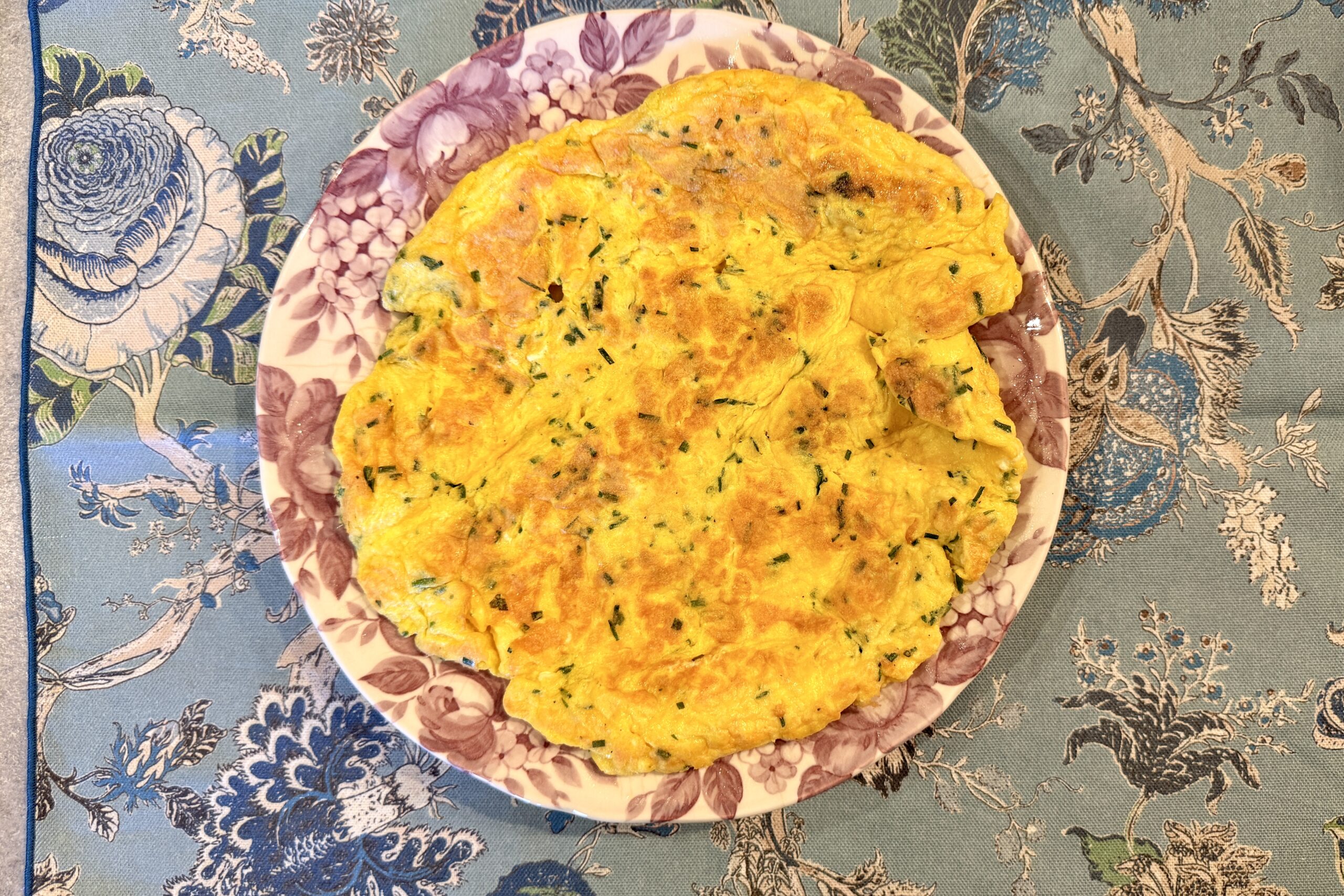 Frittata soffice con fiori di erba cipollina