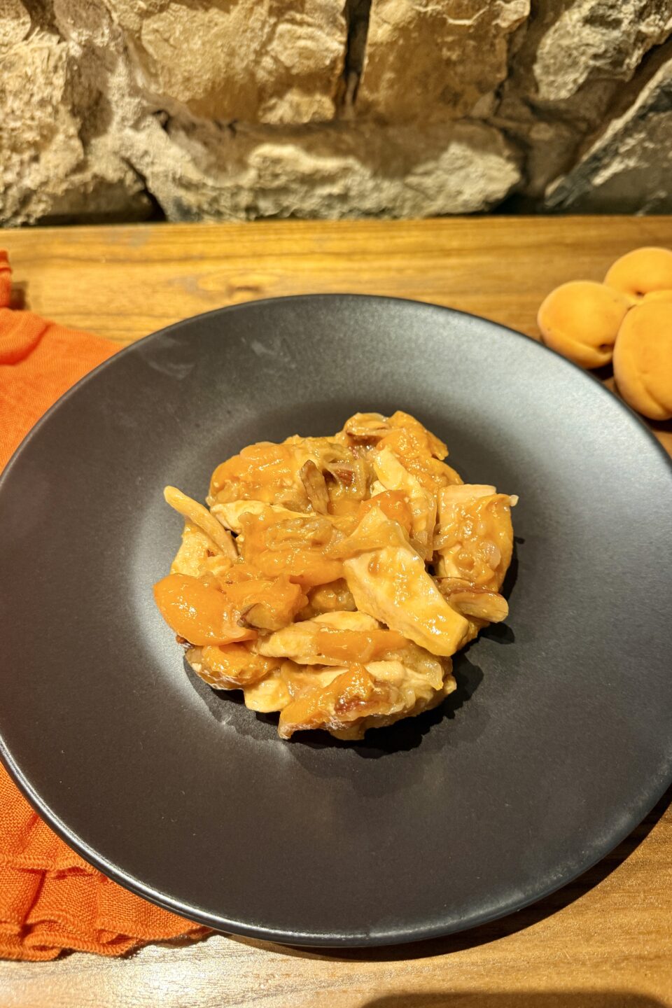 Pollo e albicocche in padella