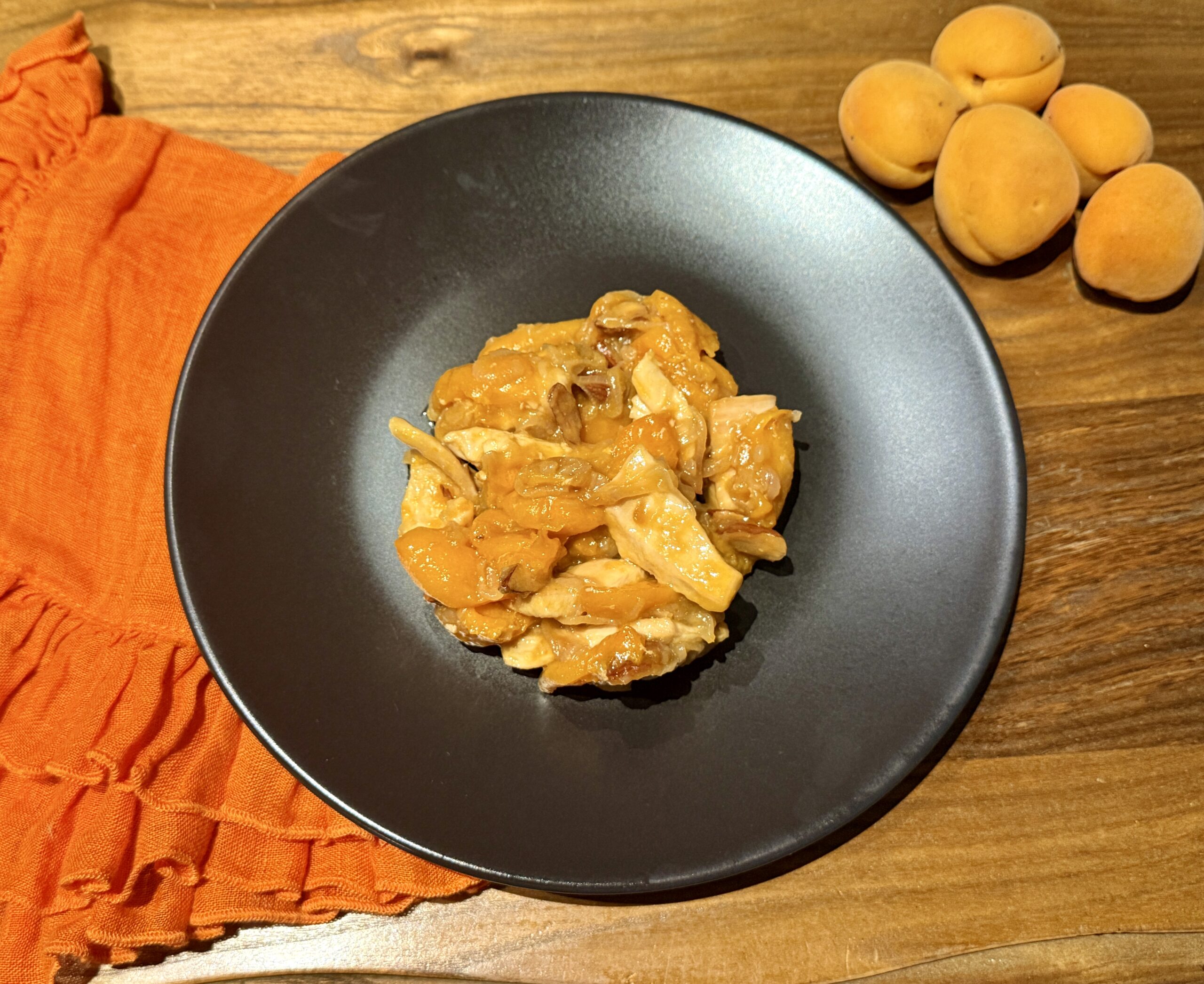 Pollo e albicocche in padella